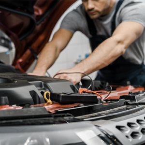 Personal autorizado en mantenimiento de vehículos eléctricos Monlau Corporate