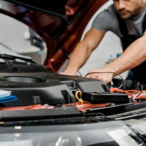 Personal autorizado en mantenimiento de vehículos eléctricos Monlau Corporate